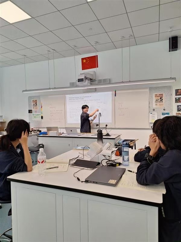 Haohang Li physics experiment teaching photo 1