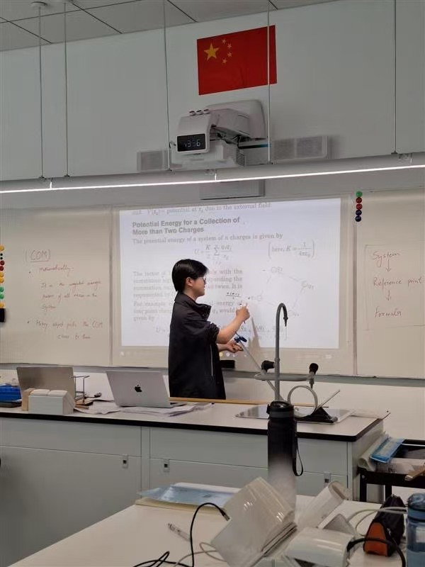 Haohang Li physics experiment teaching photo 2